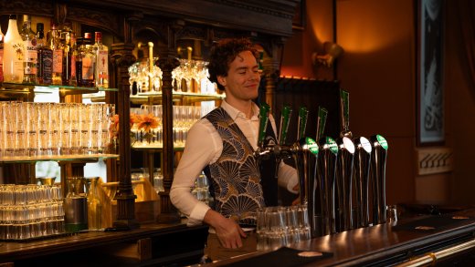 foto biertje tappen door keuken coordinator