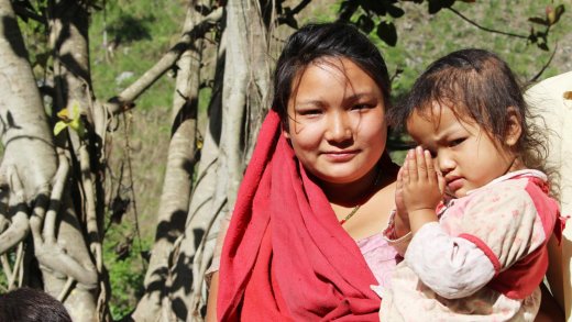 vrouw met kind in Nepal