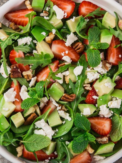 bord met heel erg gezonde groente en fruit maar gelukkig wel met wat kaas er bij.